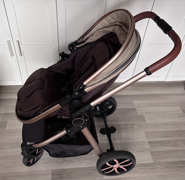 Vând cărucior 2 in 1, cu șezut care se transformă și în landou