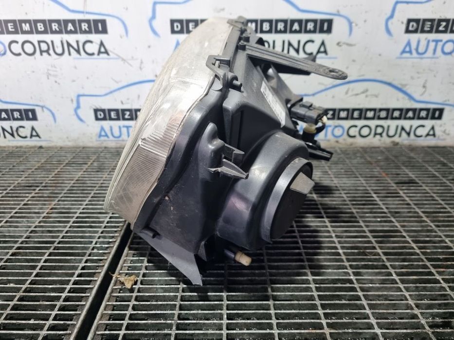 Far Stanga Dacia Duster 2010 - 2013 SUV 4 Usi (1103) Fara xenon CLEMA RUPTA