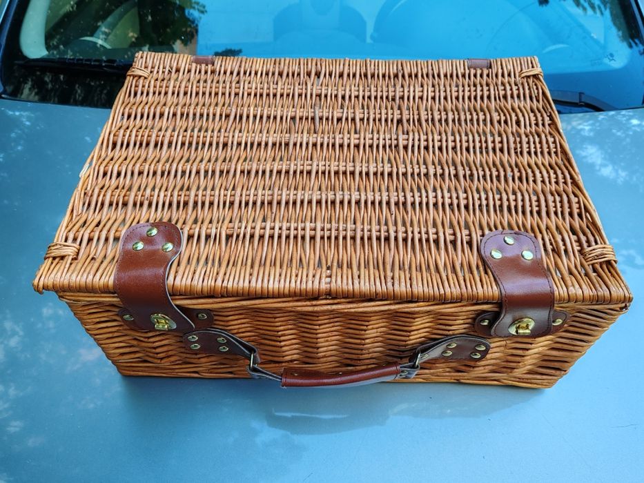Valiza vintage picnic utilată complet.