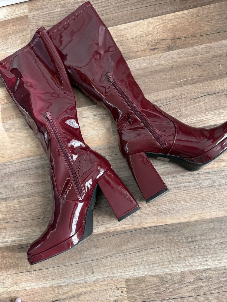 Латексови ботуши тип Сабрина Карпентър burgundy boots block heel