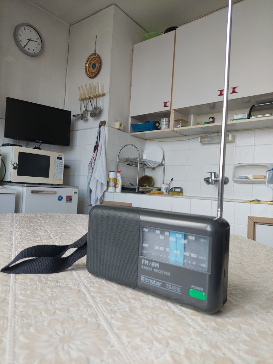 Продавам класически немски транзисторен радиоприемник на FM/АМ