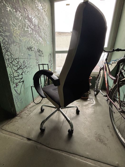 Черно-бял офисен стол