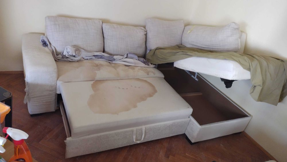 Безплатно: Ъглов диван с легло и ракла, с големи петна от кола