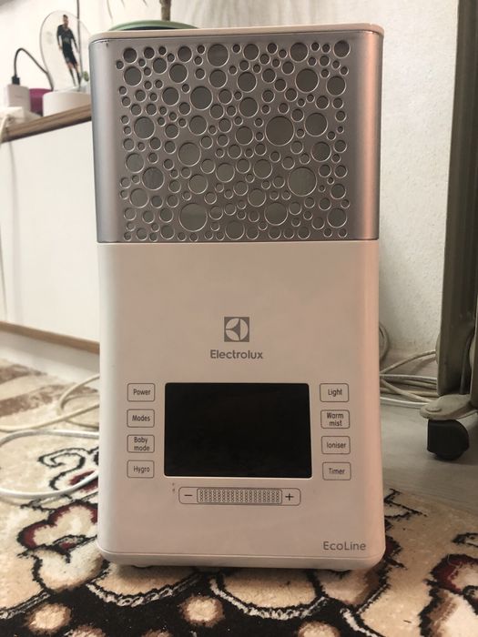 Продам Увлажнитель воздуха Electrolux EHU-3715D белый