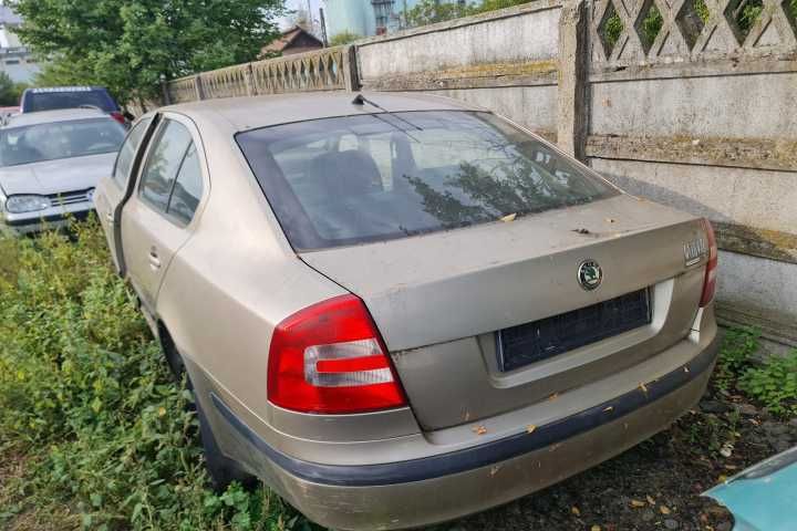 Dezmembrez Skoda Octavia 2 hatchback 1.6 Fsi