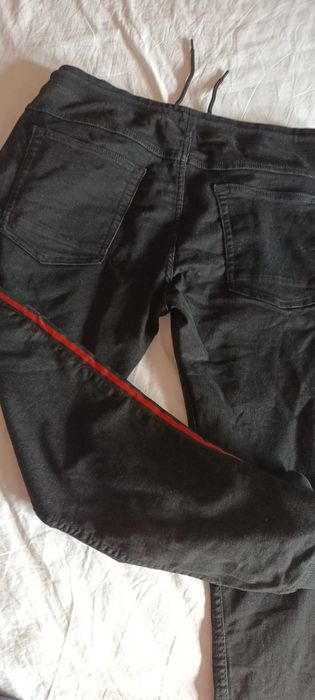 Blugi barbatesti xl negri cu dungi rosii laterale