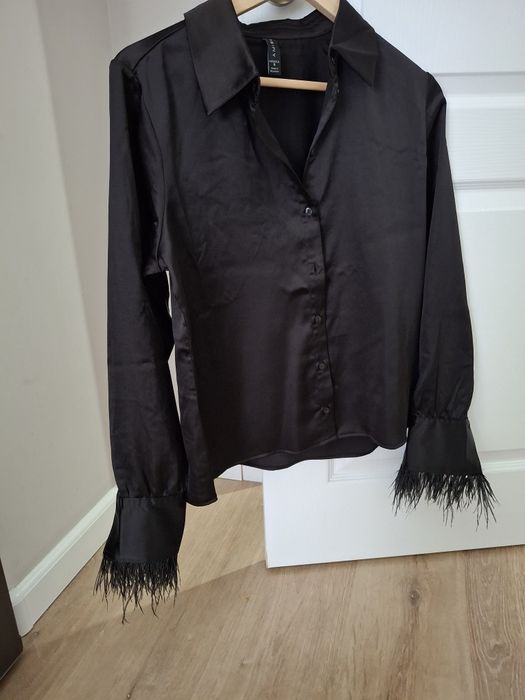 Сатенена черна риза с пера