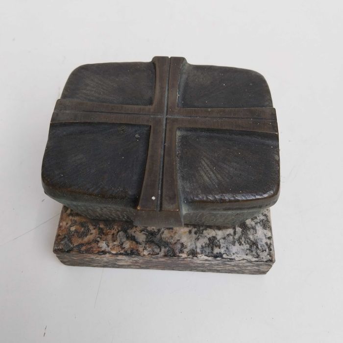 НАЙ ДОБРАТА ОФЕРТА Стар немски съд за светена вода , метал и мрамор