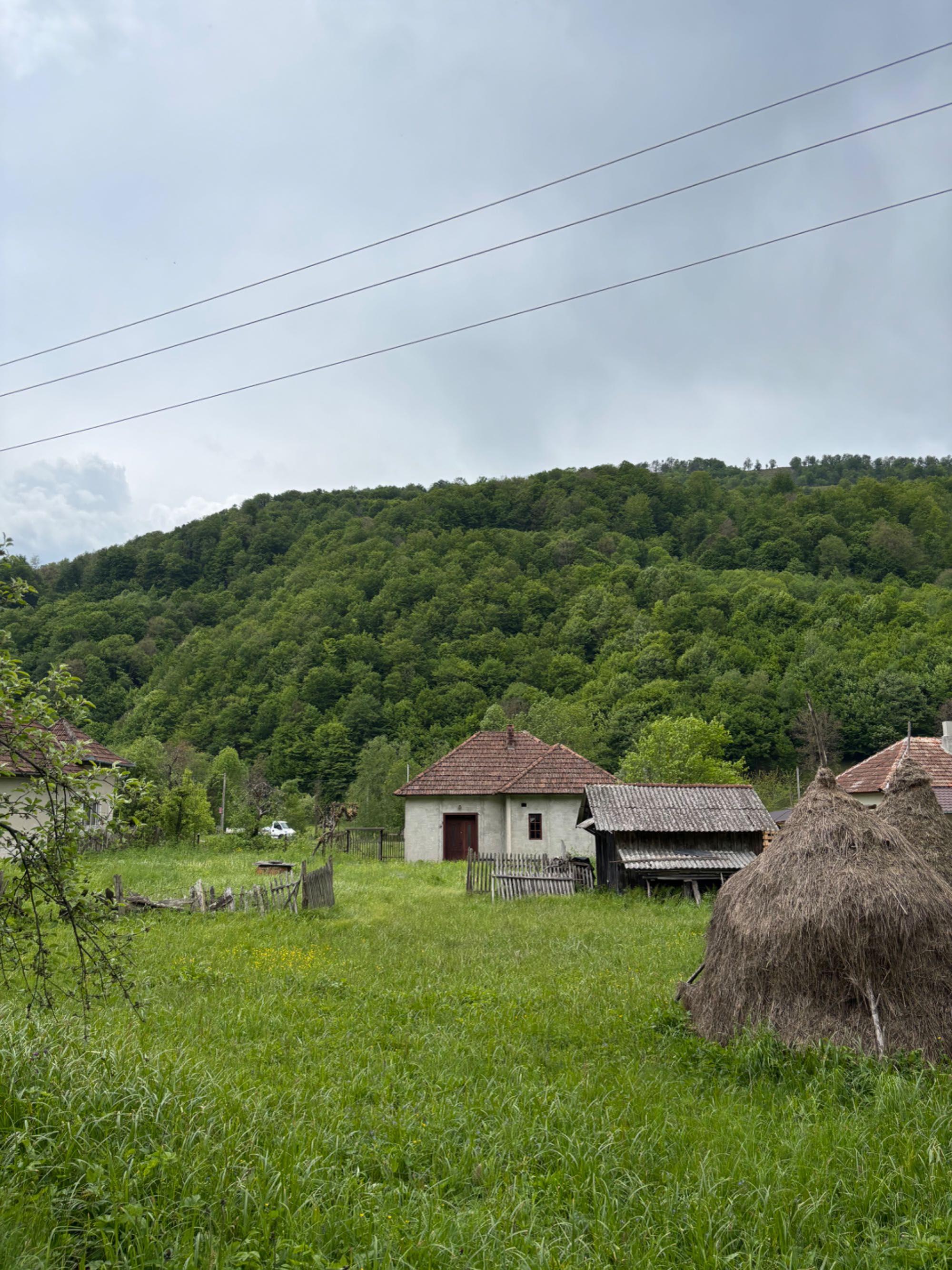 Vând casă și teren în Munteni, comuna Bulz ( Bihor) cu ieșire la DJ