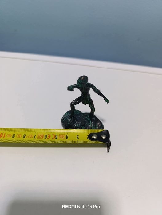 Метална фигурка не я лови магнит