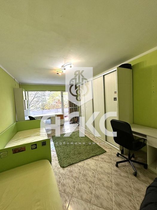 Тристаен обзаведен апартамент в кв. Света Троица