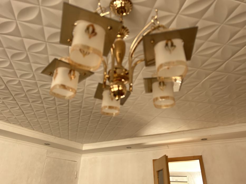 Люстры вторая хрустальная. Первая пяти рожковая