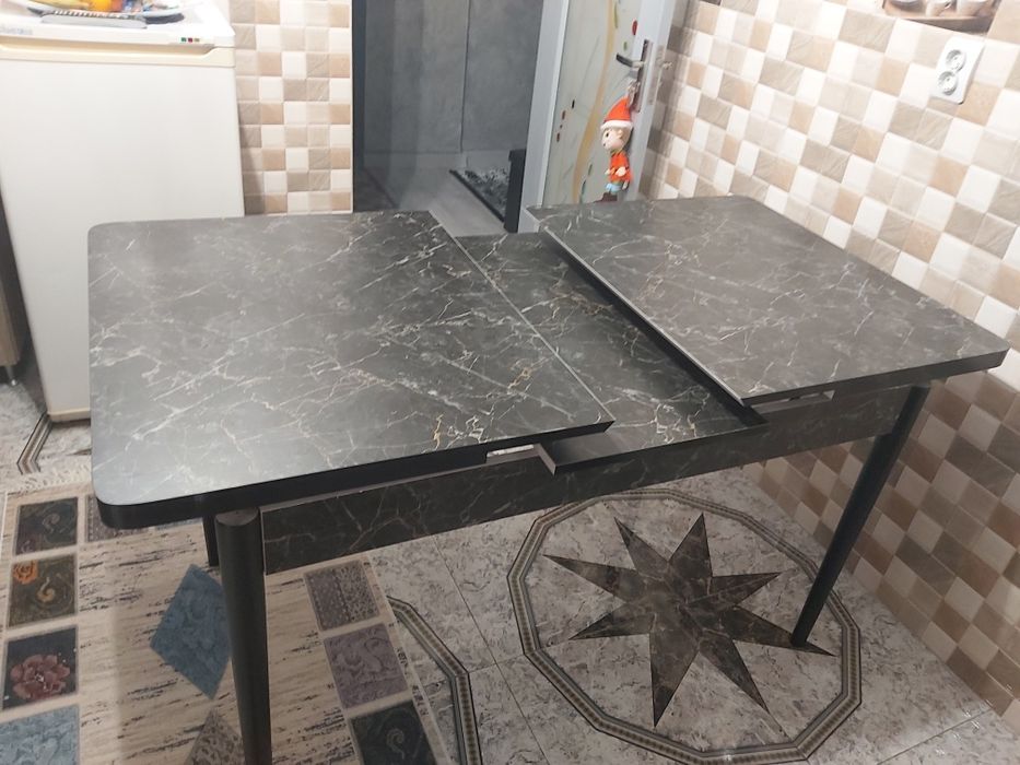 Vand masa 8-10 persoane achiziționată recent