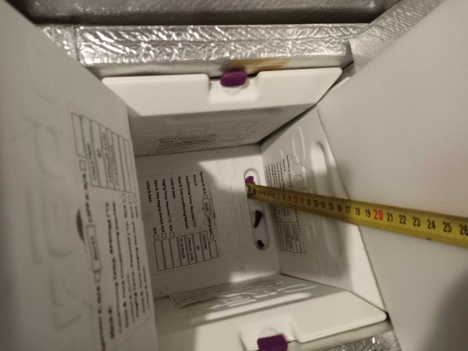 Специализирана хладилна кутия  с хладилни елементи към нея