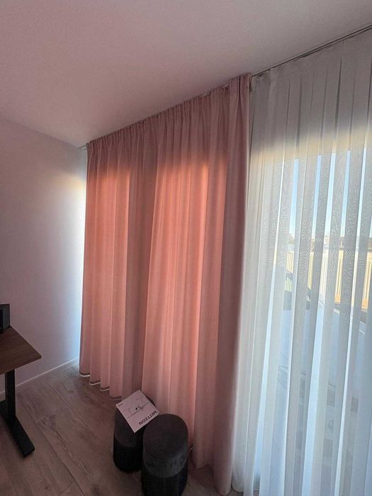 De vinzare perdele gata croite din catifea roz pudra