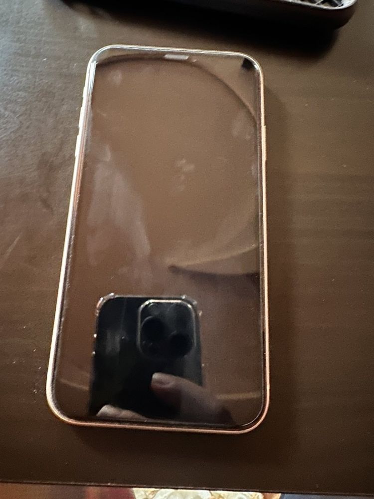 Продавам iPhone XR