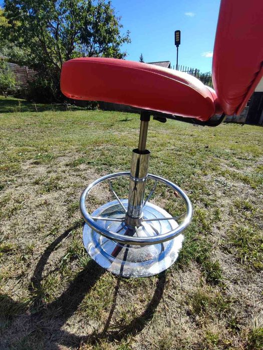 Червени кожени бар столове