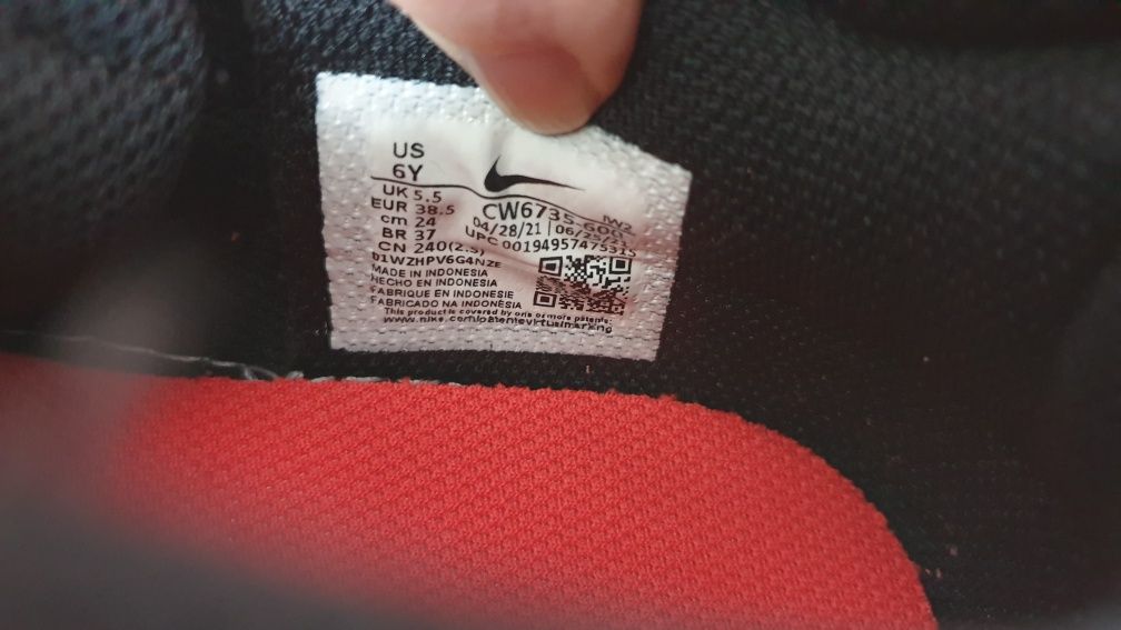 Nike 38,5 noi, cu insertii de piele, int 25 cm