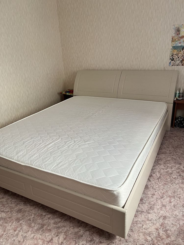 двухспальная кровать вместе с матрасом