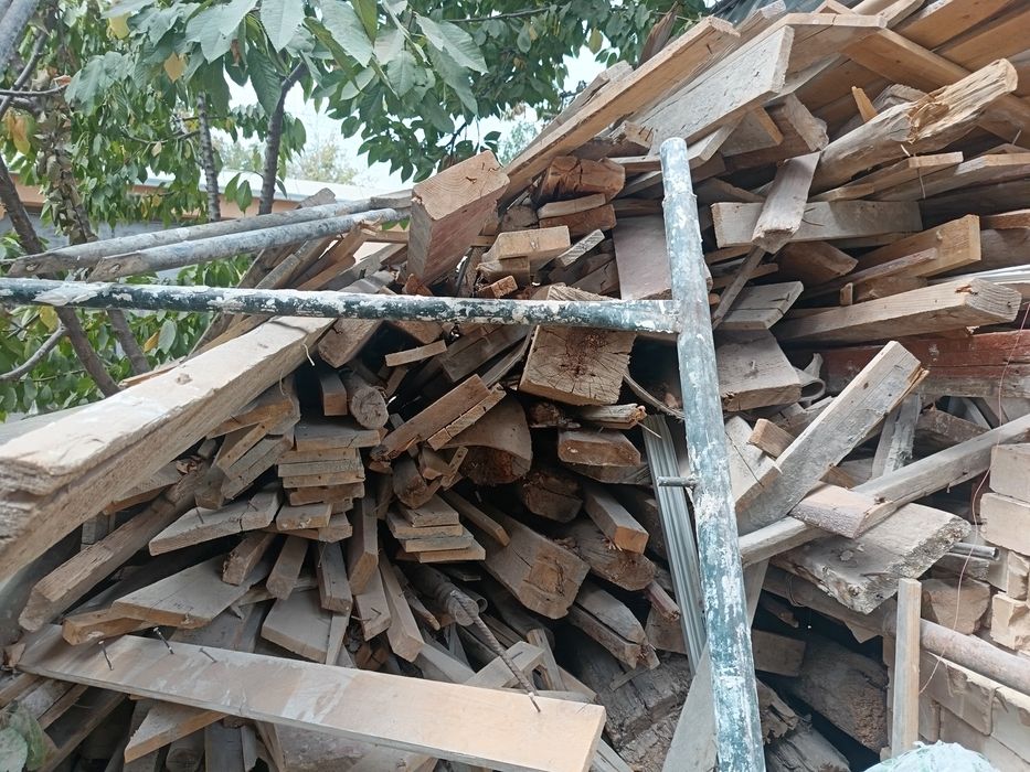 stroykada ishlatiladigan bu tahtalar zinadan chiqqan