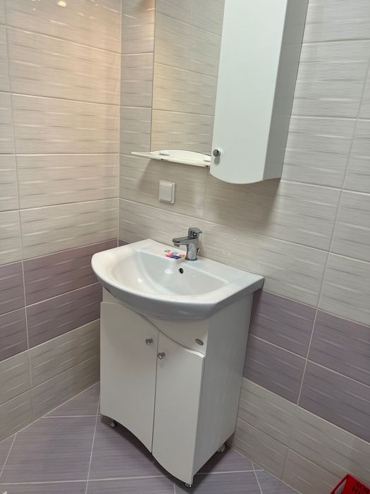 Долен шкаф с мивка и горен шкаф с огледало за баня