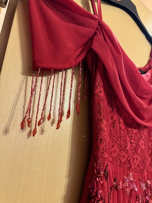 Rochie lunga eleganta rosie bust dantela cu margelute marime 38