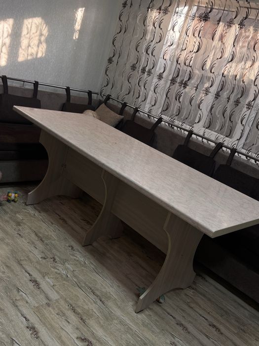 Обеденная зона стол и диван