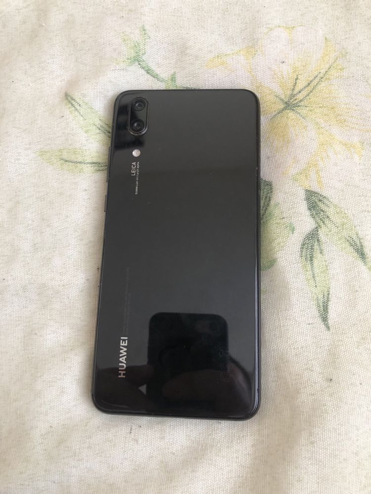 Продавам Huawei p20