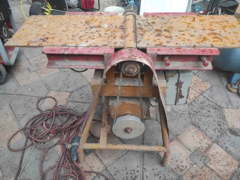 Abric profesional cu motor de 7  kw are si despicator de lemne