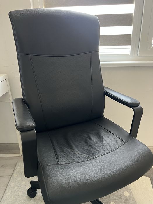 Кожен офис стол