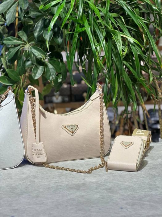 Geanta Prada noua !!! Dimensiuni 23/13 !!!