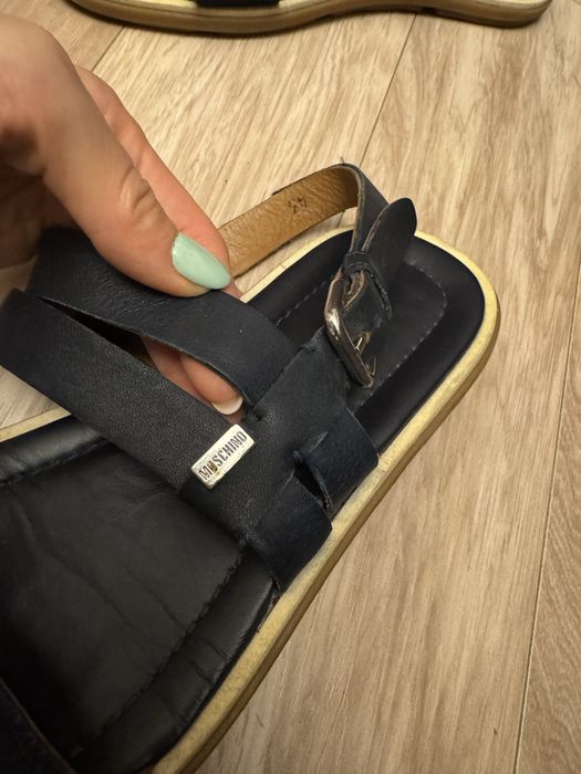 Sandale Moschino 43 si Valentino 44