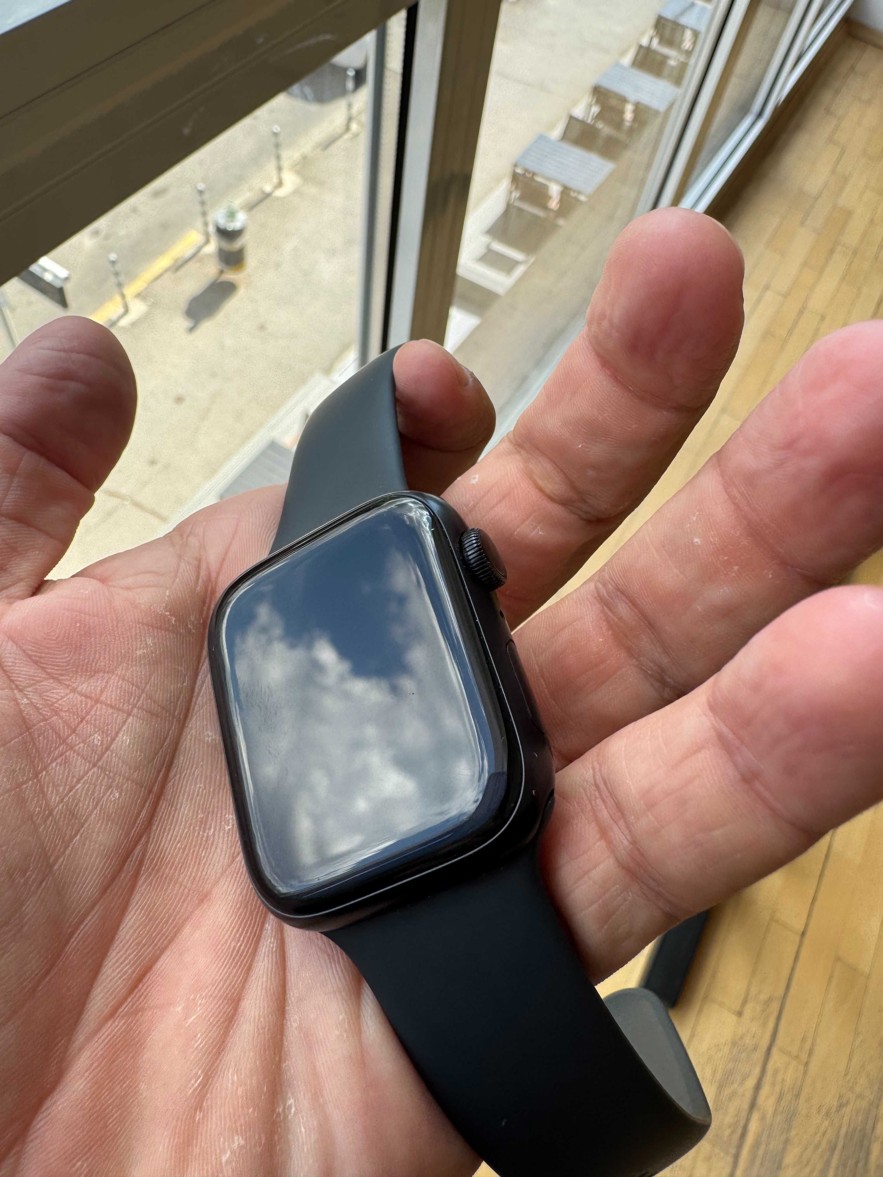 Продавам - Apple Watch Series 8 45mm Aluminum