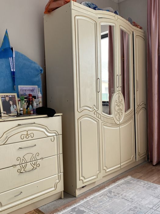 Шифанер,комод ,2шт тумбочка