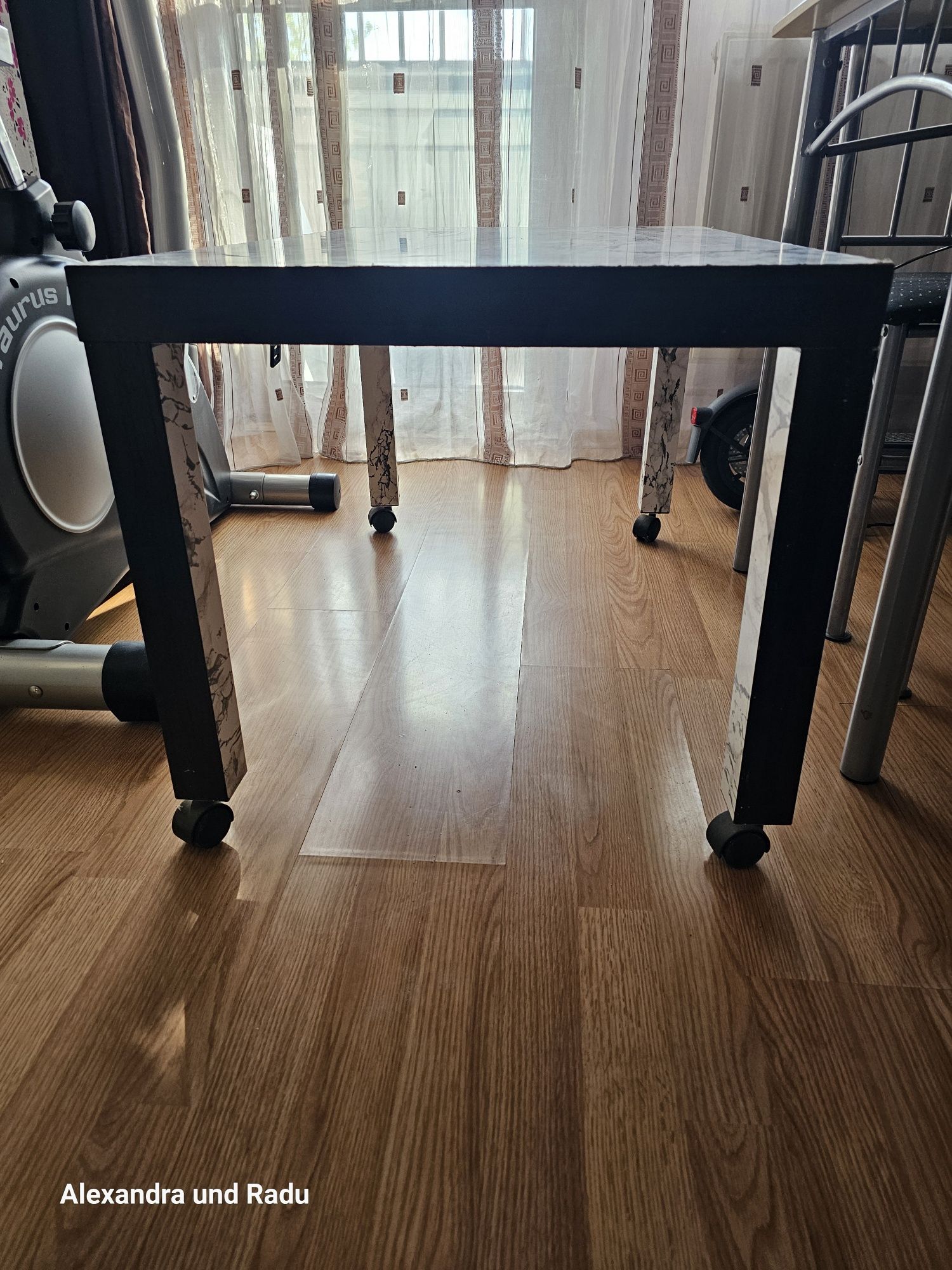 Masuta 90 cm Lumgime, 55 cm Lățime și 45 cm Inaltime de la IKA foarte