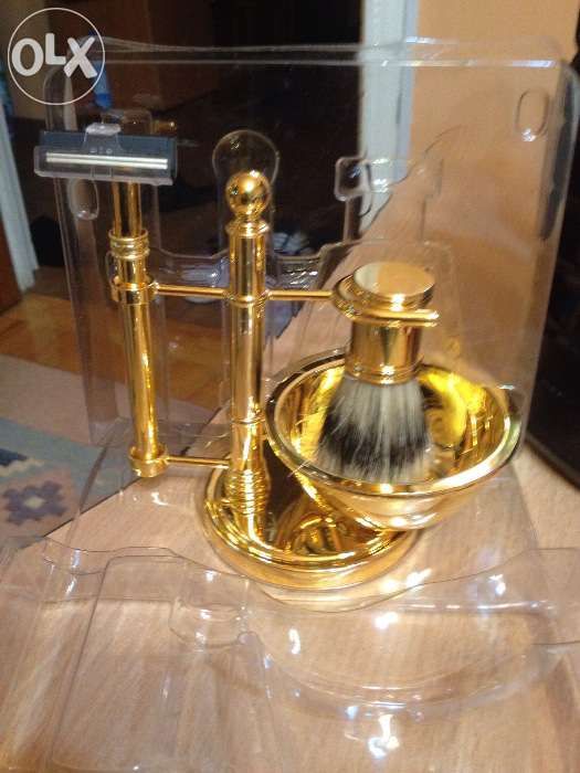 Vind trusa de bărbierit,este suflata cu aur si este noua!