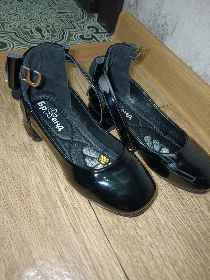 Продам детские туфли на каблуке