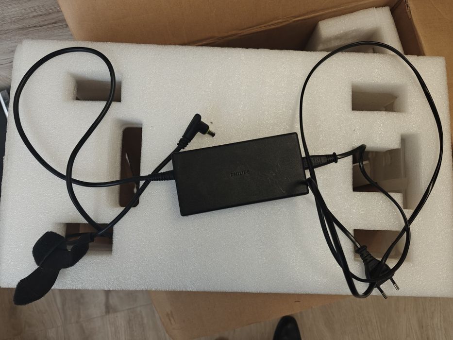 Зарядно-адаптор Philips - 80W,  12V, 6.67 ампера