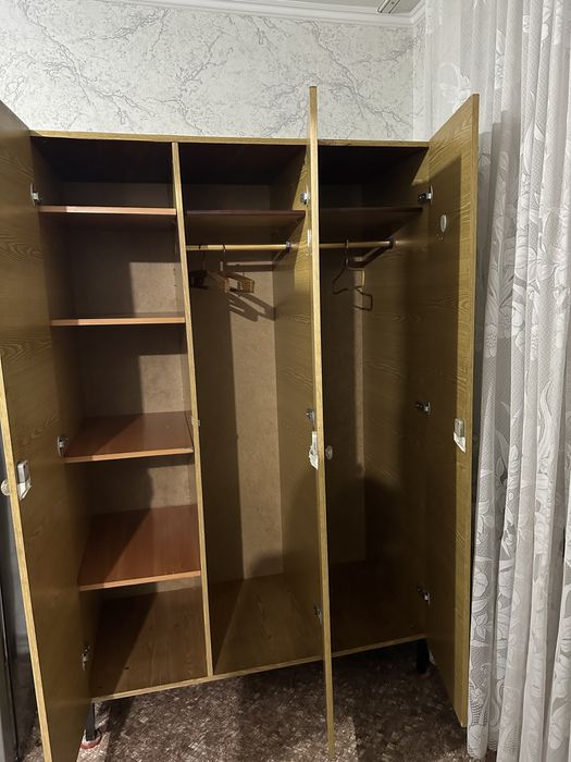 Продаю Вместительный Трехстворчатый Шкаф (Б/У), тумбочки