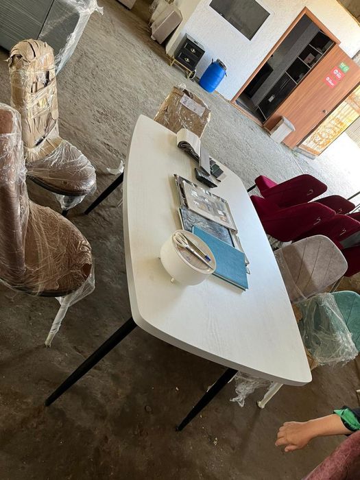 Стол с 8 стульями