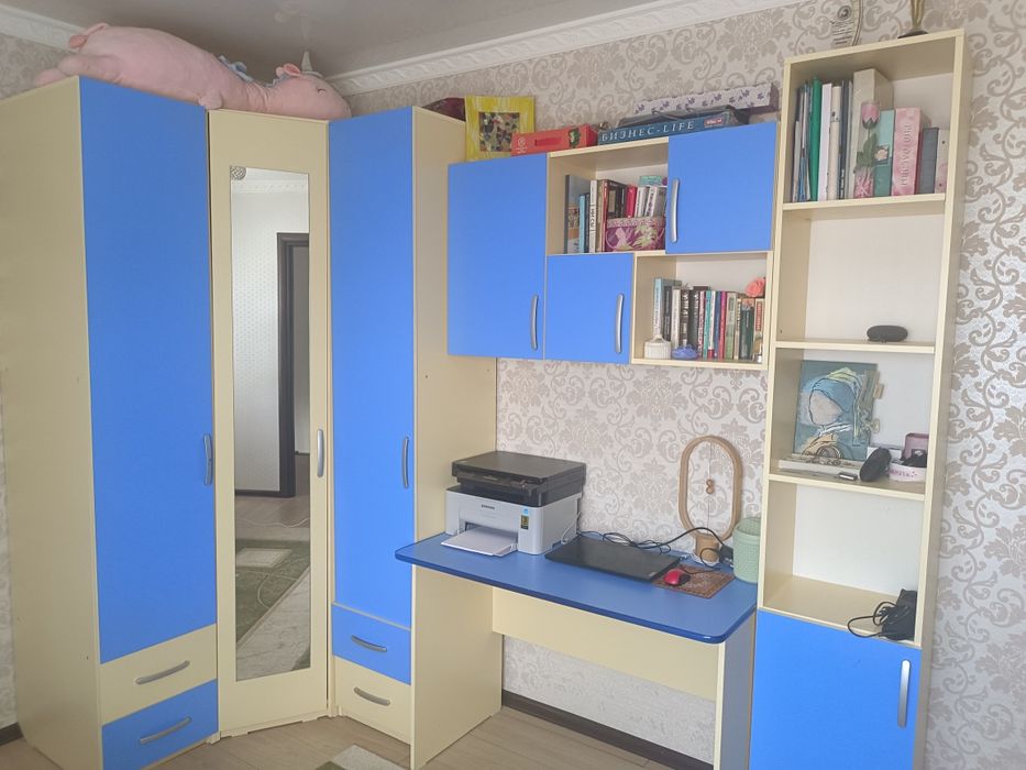 Продам угловой шифоньет, стол с полками.