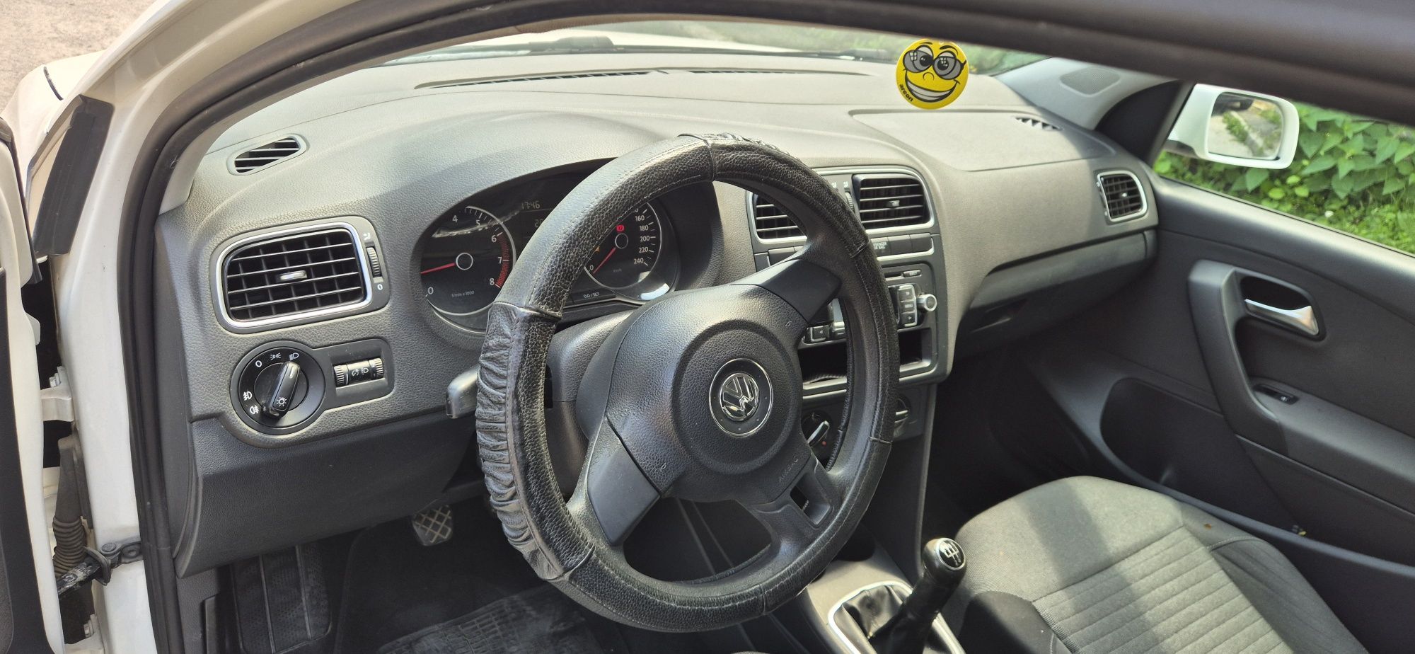 Продавам лек автомобил Volkswagen Polo