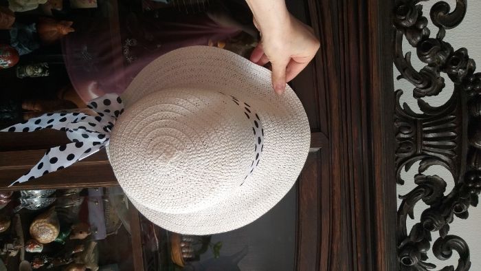 Palărie de soare albă cu fundă