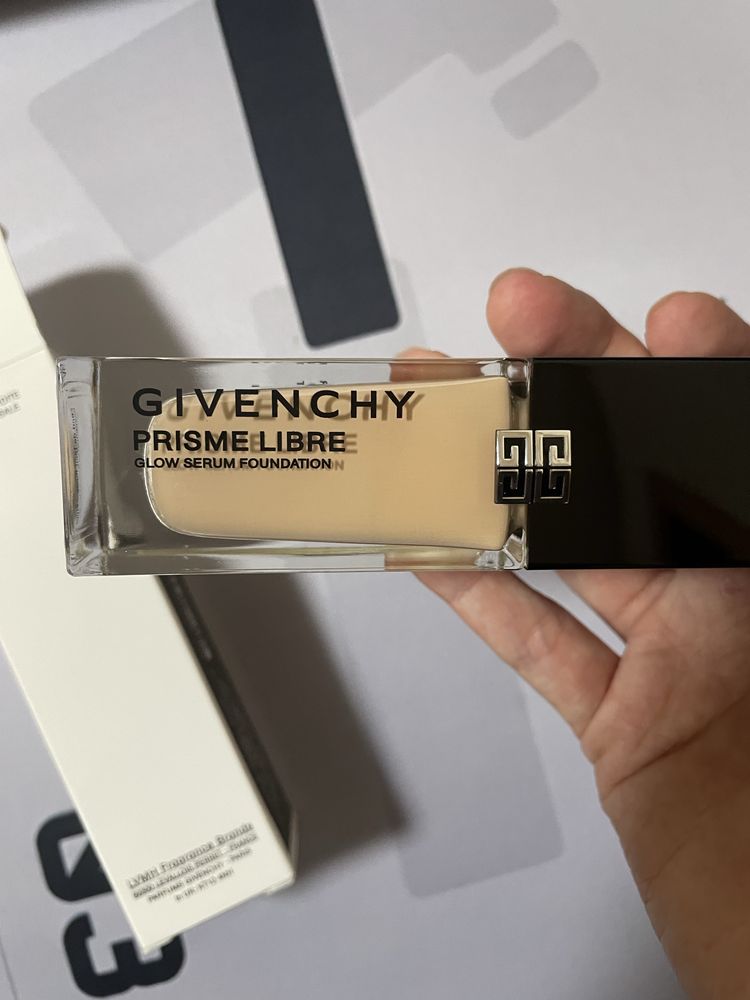 Givenchy Prisme Libre Glow Serum Foundation 30ml