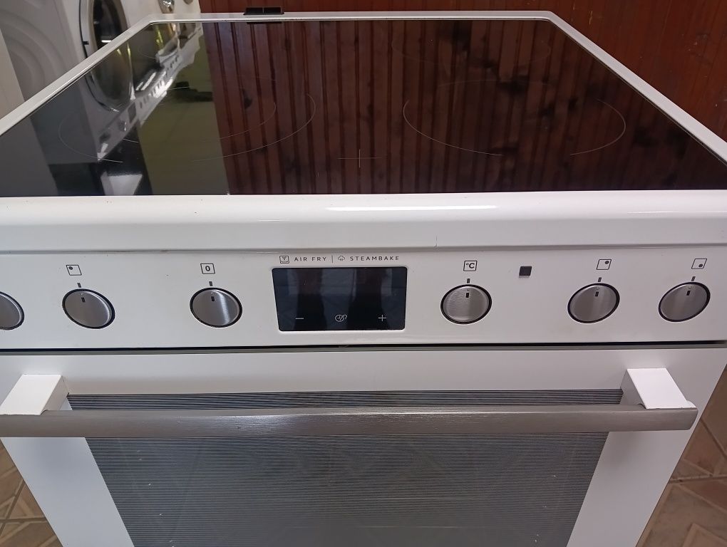 Свободно стояща печка с керамичен плот Electrolux 2 години гаранция!