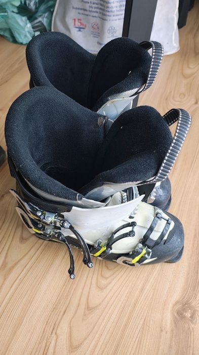 Skiuri Volkl Unlimited R1 cu clăpari Salomon, bețe, cască