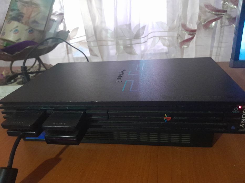 Vând PlayStation 2 + 14 jocuri