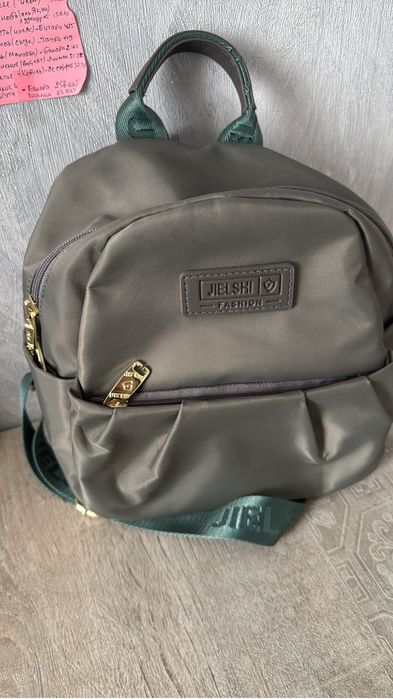 Продам сумочки  и рюкзак новые