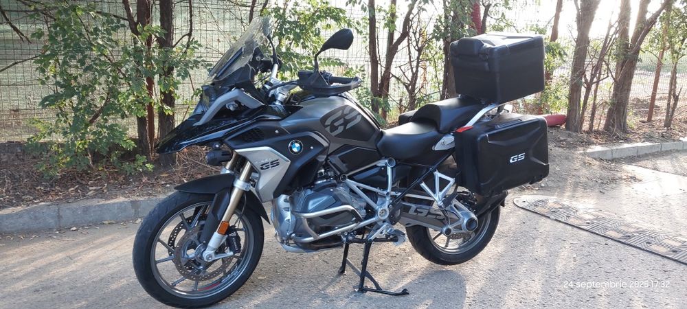 Motocicleta Bmw R1250 GS dotata cu side case si top case Bmw