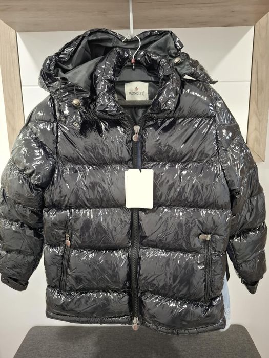 Черно Ластящо Яке Moncler